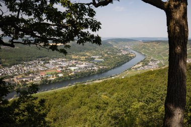 Bernkastel-Kues yakınlarındaki Moselle Nehri manzaralı.