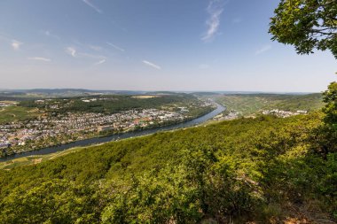 Bernkastel-Kues yakınlarındaki Moselle Nehri manzaralı.