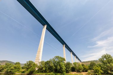 Moselle Nehri üzerindeki yüksek köprü