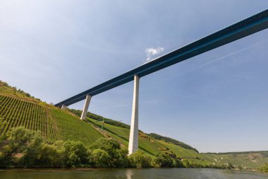 Moselle Nehri üzerindeki yüksek köprü