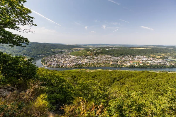 Widok na dolinę rzeki Moselle w pobliżu Bernkastel-Kues — Zdjęcie stockowe