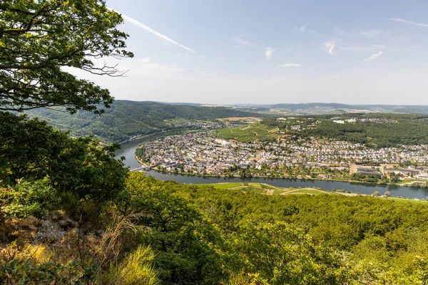 Widok na dolinę rzeki Moselle w pobliżu Bernkastel-Kues — Zdjęcie stockowe
