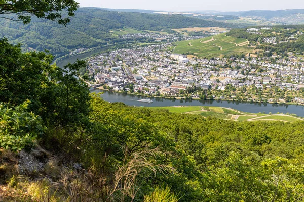Landschappelijk uitzicht op de Moezelvallei bij Bernkastel-Kues — Stockfoto