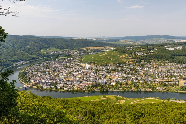 Landschappelijk uitzicht op de Moezelvallei bij Bernkastel-Kues — Stockfoto