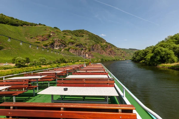 Utasszállító hajó Moselle folyón, Rajna-vidék-Pfalz, Németország — Stock Fotó