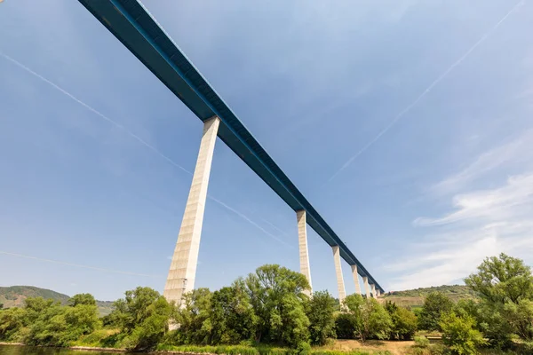 Moselle Nehri üzerindeki yüksek köprü