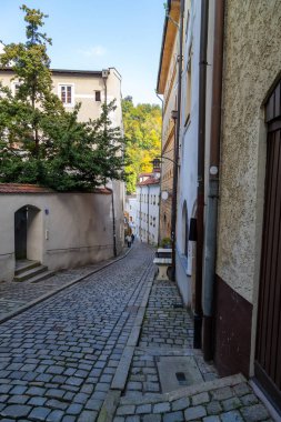Passau, Bavyera 'da kaldırımlı dar bir sokak.,