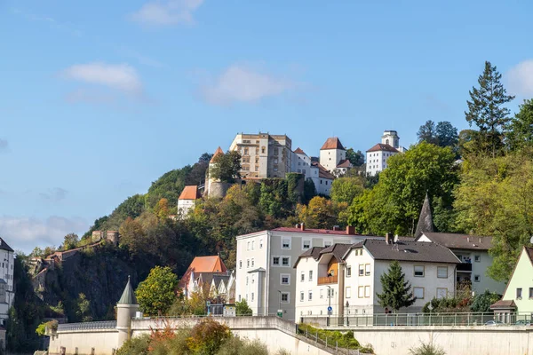 Widok na fortecę Veste Oberhaus i budynki na brzegu Dunaju w — Zdjęcie stockowe