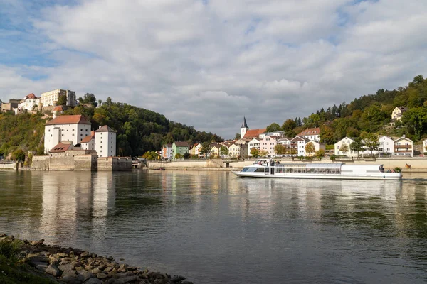 Widok na twierdzę Veste Oberhaus i brzeg Dunaju w Passau, Bawa — Zdjęcie stockowe