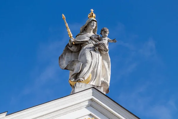 Staty med gyllene spira och krona på Stefansdomen — Stockfoto