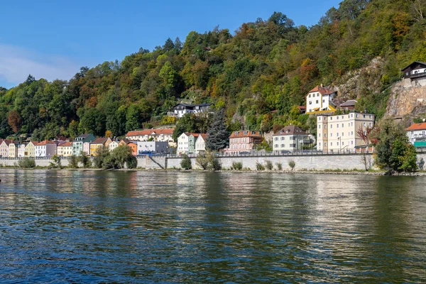 Widok na front domu nad Dunajem w Passau, Bawaria, Ge — Zdjęcie stockowe