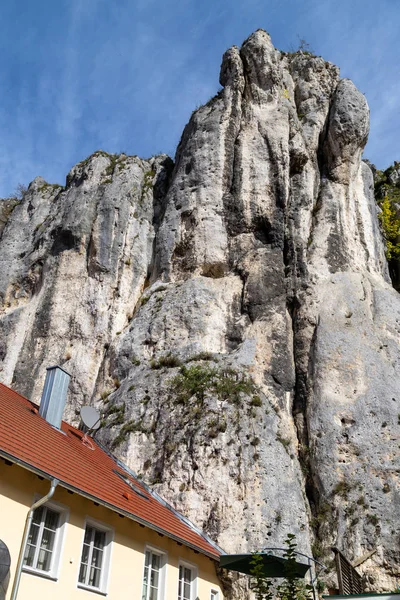 House built directly on the rocks in Essing in Bavaria, Germany — Stock Photo, Image