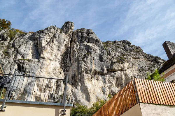 Wysokie skały w miejscowości Essing w Bawarii, Niemcy na Altm — Zdjęcie stockowe