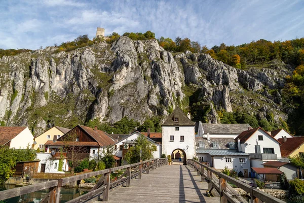 Vista idilliaca al villaggio Essing in Baviera, Germania con la — Foto Stock