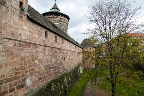 Historyczne ściany i wieża w Handwerkerhof w mieście Norymberga, Bava — Zdjęcie stockowe