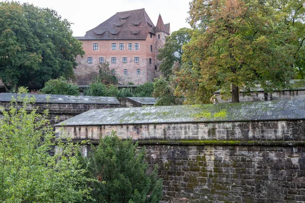 Historická zeď a stavba norimberského zámku, Bavorsko, Ger — Stock fotografie