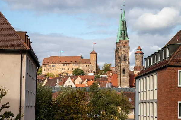 St. Sebaldus kilisesine ve Nuremberg 'deki şatoya bakın.