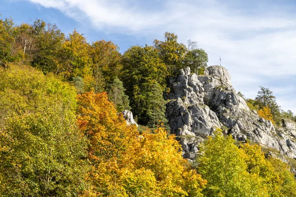 Wysokie skały w miejscowości Essing w Bawarii, Niemcy na Altm — Zdjęcie stockowe