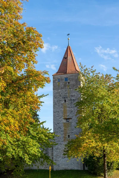 Herbstlandschaft mit bunten Bäumen und Stadtmauer im Schlepptau — Stockfoto