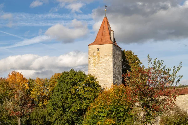 多色の木と塔と都市の壁と秋の風景 — ストック写真