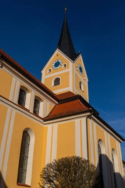 Założenie kościoła parafialnego w Berching, Bawaria jesienią z mułem — Zdjęcie stockowe