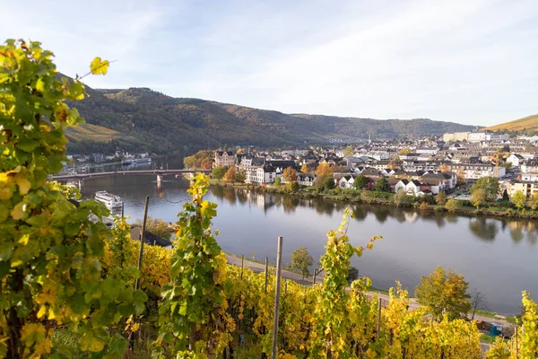 Bernkastel-Kues e o rio Moselle no outono com multicor — Fotografia de Stock