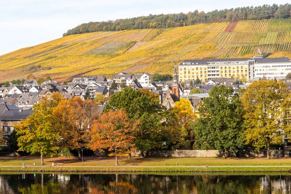 Bernkastel-Kues i rzeka Moselle jesienią z wielu kolorów — Zdjęcie stockowe