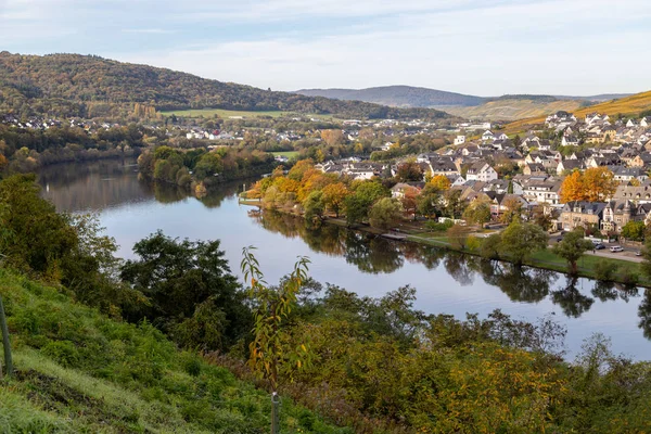 Autumn landscape with multi colored nature at Bernkastel-Kues on — Stock Photo, Image