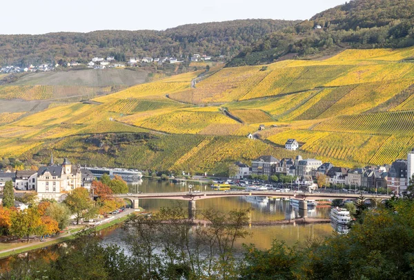 Jesienny krajobraz z wielobarwną przyrodą w Bernkastel-Kues na — Zdjęcie stockowe