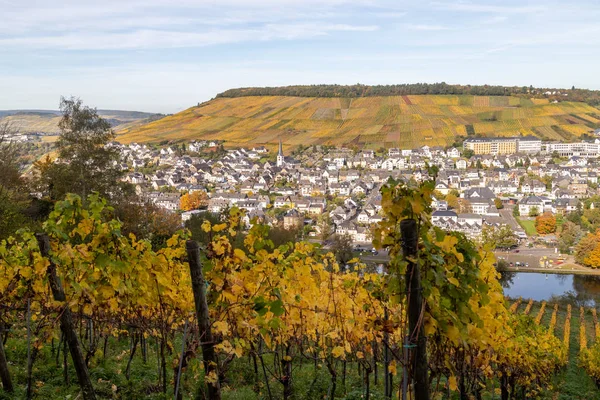 Herfstlandschap met veelkleurige natuur bij Bernkastel-Kues op — Stockfoto