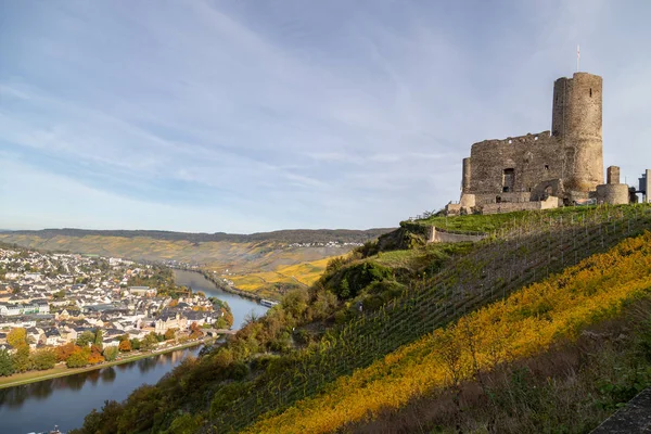 Widok na zamek Landshut w Bernkastel-Kues nad rzeką Moselle — Zdjęcie stockowe