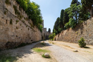 Eski Rhod kasabasındaki antik şehir duvarının hendeği boyunca