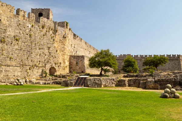 Eski Rhod kasabasındaki antik şehir duvarının hendeği boyunca