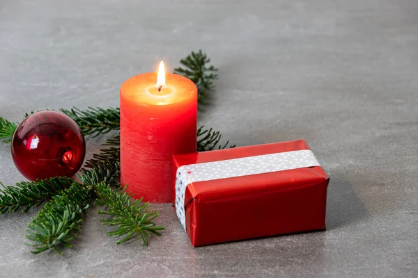 Рождественский мотив с красной горящей свечой, елки Нордмана , — стоковое фото
