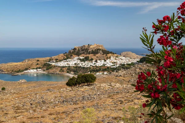 Vista panorámica de la ciudad de Lindos con casas blancas, la antigüedad — Foto de Stock