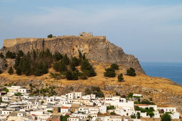 Vista panorámica de la ciudad de Lindos con casas blancas, la antigüedad — Foto de Stock