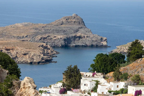 Vista en una bahía en Lindos con casas blancas en primer plano, roc — Foto de Stock