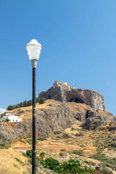 Vista en la acrópolis de Lindos en la isla griega de Rodas con stre — Foto de Stock