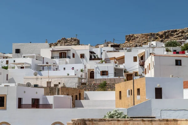 Vista de la ciudad de Lindos en la isla griega Rodas con hou blanco — Foto de Stock