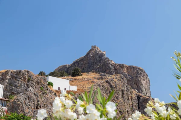 Widok na akropol Lindos na greckiej wyspie Rodos z białym — Zdjęcie stockowe
