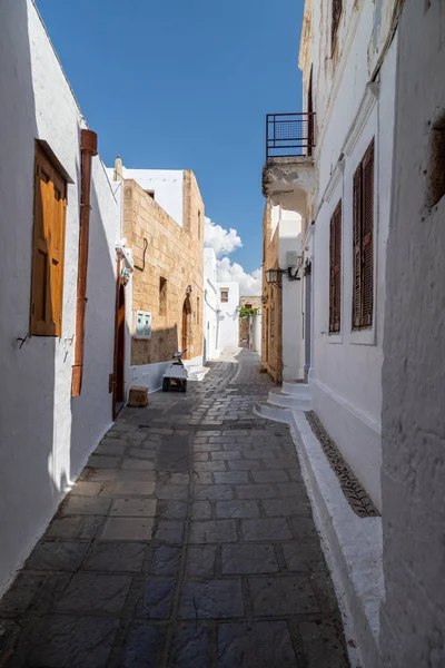 Narrow lane with white houses in Lindos on Greek island Rhodes — Stock Photo, Image