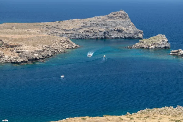 Costa rochosa em Lindos na ilha grega Rodes com rochas em t — Fotografia de Stock