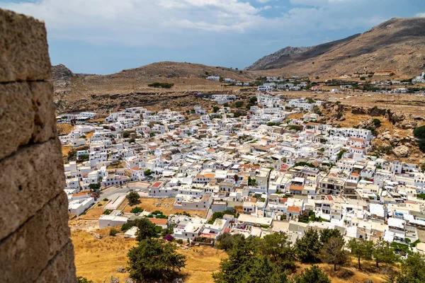 Vista de la ciudad de Lindos en la isla griega Rodas con hou blanco — Foto de Stock
