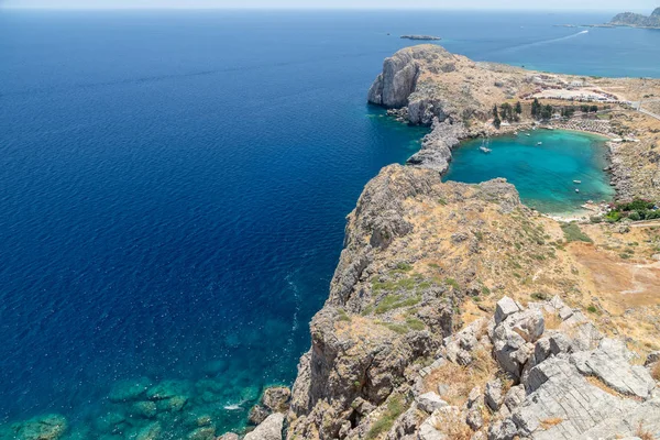 Vista panorâmica da acrópole de Lindos no litoral do — Fotografia de Stock