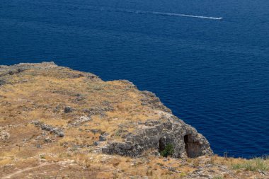 Yunan adası Rodos 'taki Lindos' ta kayalık sahil şeridi.