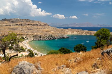 Akropolden mavi ve turkuazlı bir körfezin manzarası 