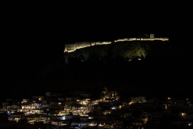 Aydınlatılmış Lindos ve Akropolis şehrine bakın