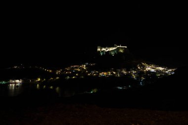 Aydınlatılmış Lindos ve Akropolis şehrine bakın