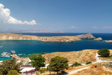 Akropolden mavi ve turkuazlı bir körfezin manzarası 