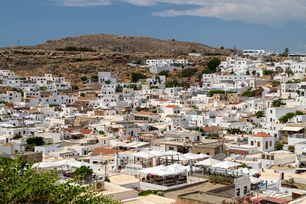 Vista de la ciudad de Lindos en la isla griega Rodas con hou blanco — Foto de Stock